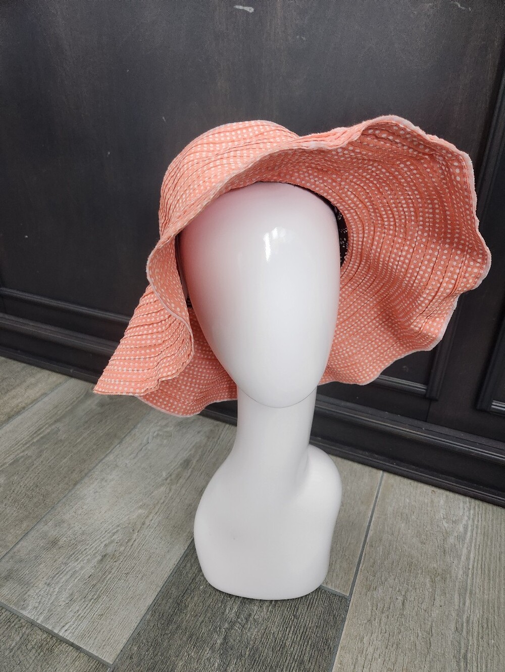 New Wallaroo Scrunchie Sun Hat Coral Color with White Dots UPF 50 Cloth (nwt)